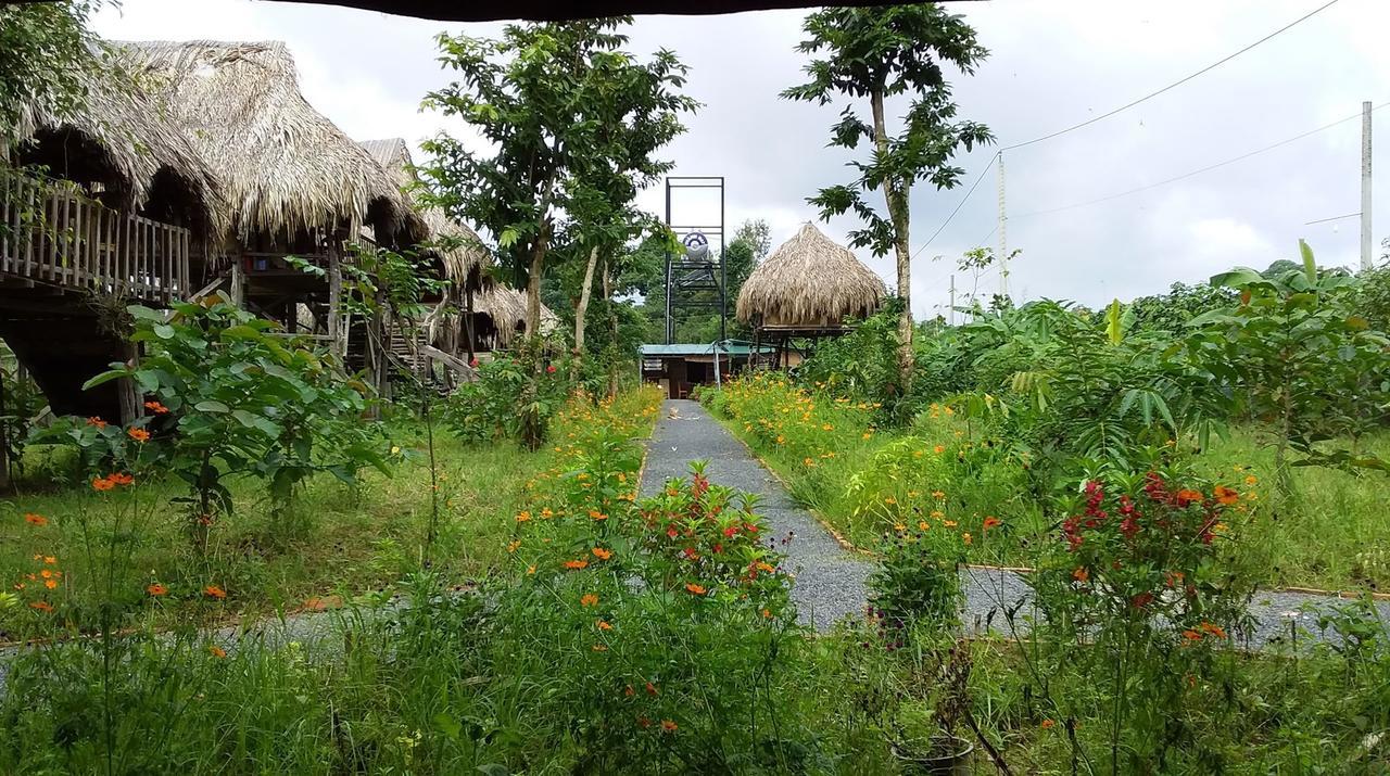 Sunny Field Eco Stilt House Villa Cat Tien Exteriör bild